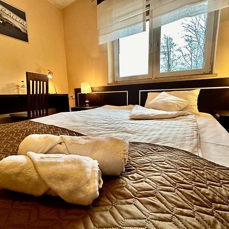 אוסטרוב וילקופולסקי Hotel Pod Debami מראה חיצוני תמונה