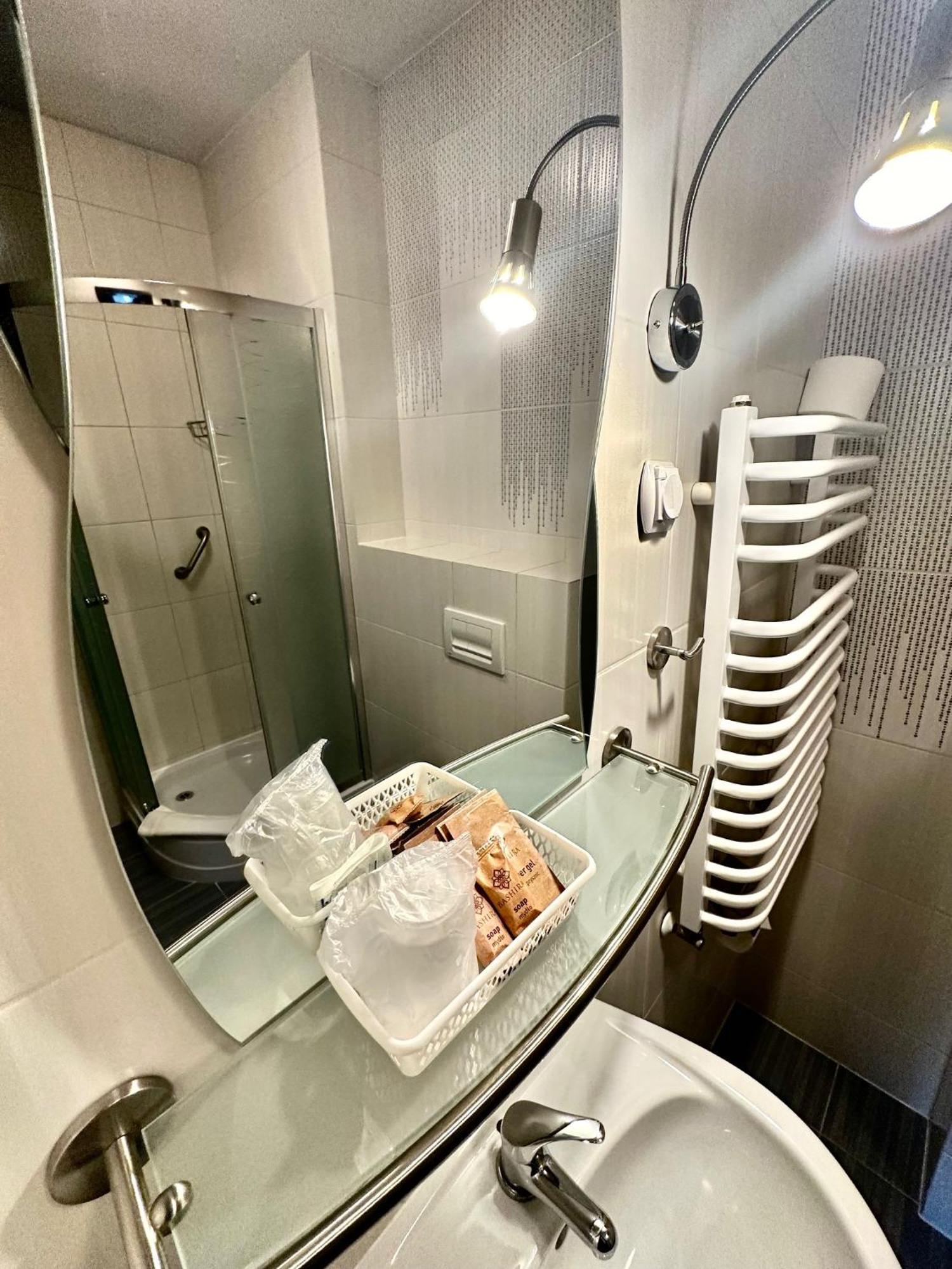 אוסטרוב וילקופולסקי Hotel Pod Debami מראה חיצוני תמונה