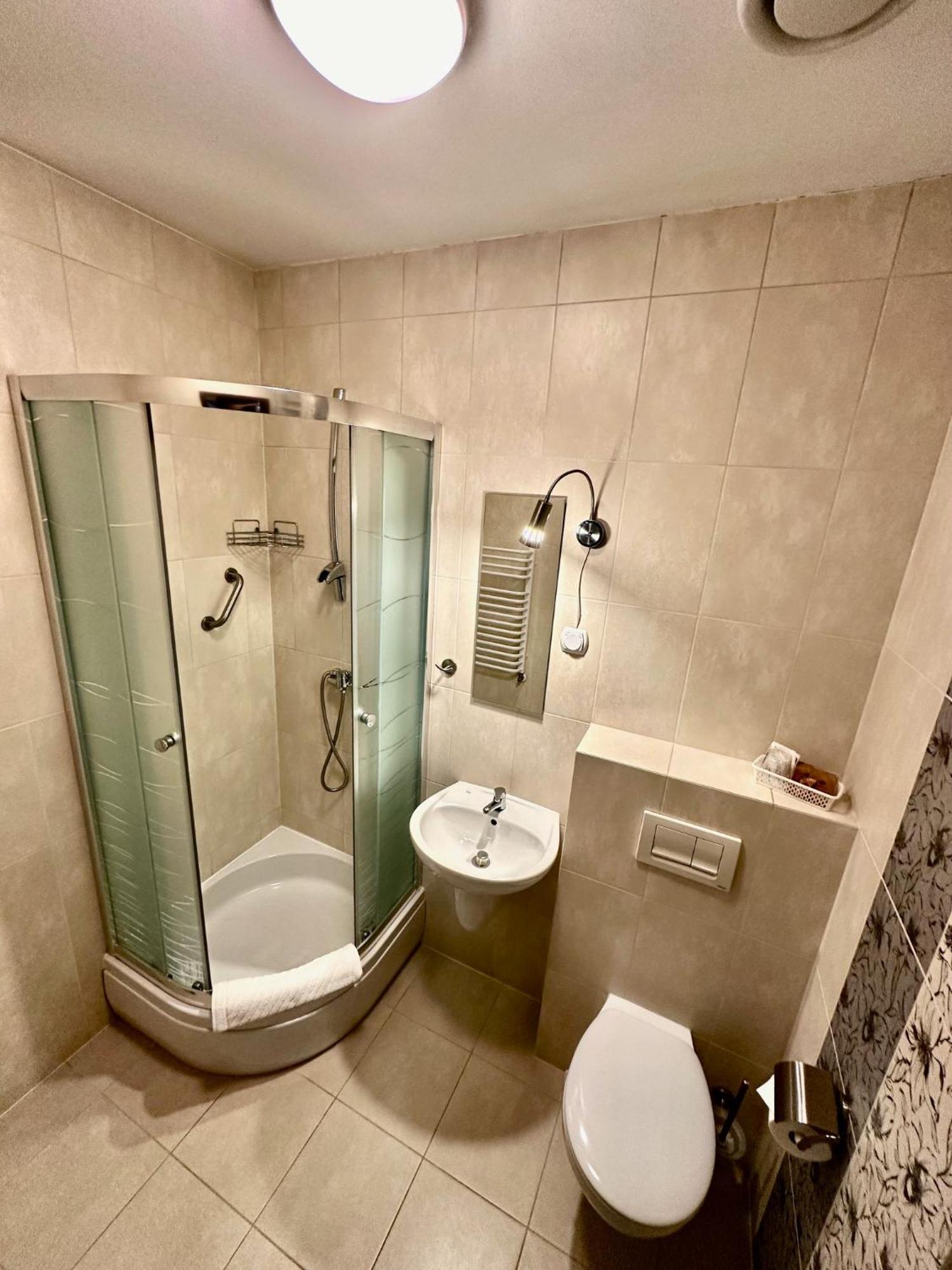 אוסטרוב וילקופולסקי Hotel Pod Debami מראה חיצוני תמונה