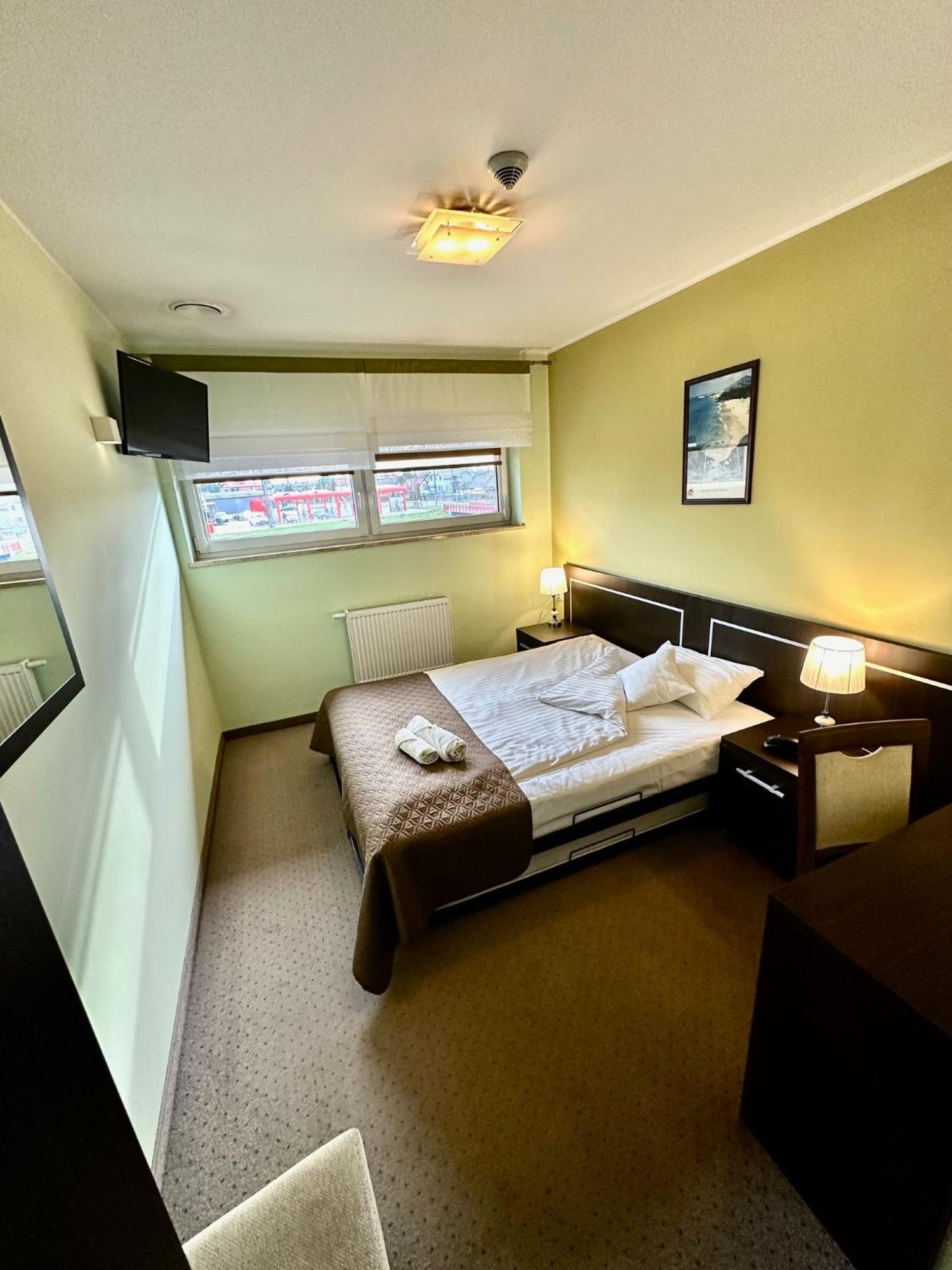אוסטרוב וילקופולסקי Hotel Pod Debami מראה חיצוני תמונה
