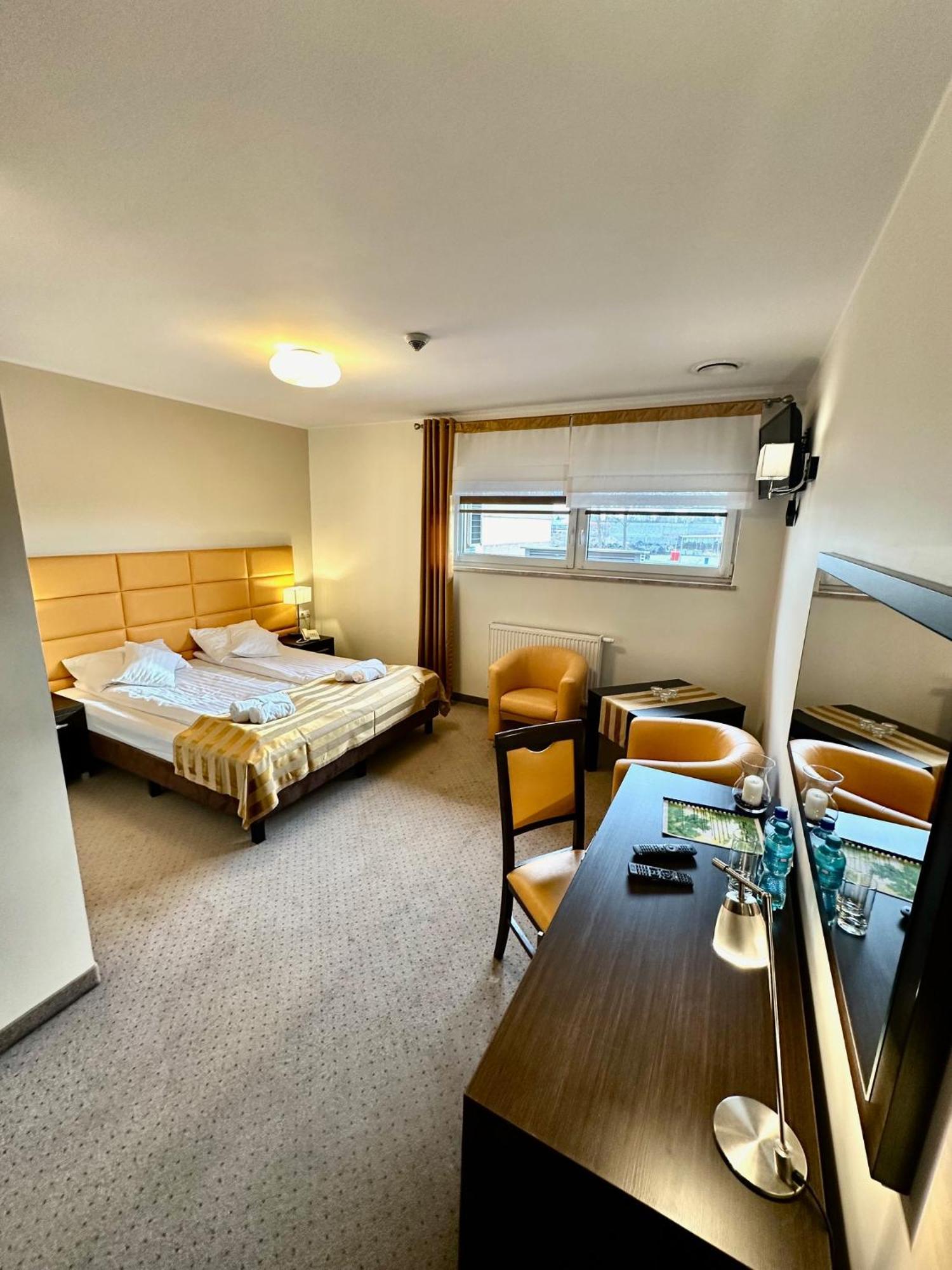 אוסטרוב וילקופולסקי Hotel Pod Debami מראה חיצוני תמונה