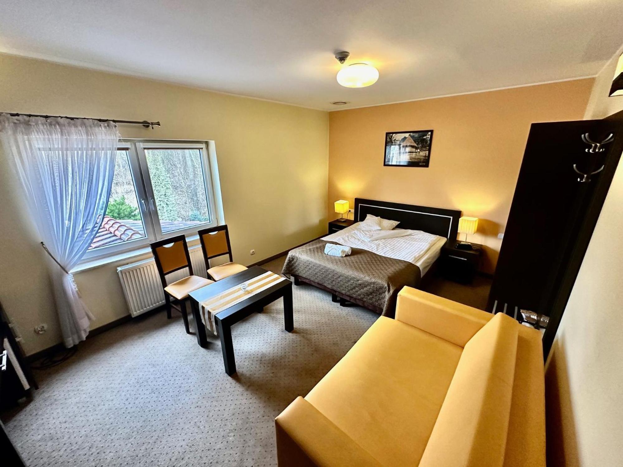אוסטרוב וילקופולסקי Hotel Pod Debami מראה חיצוני תמונה