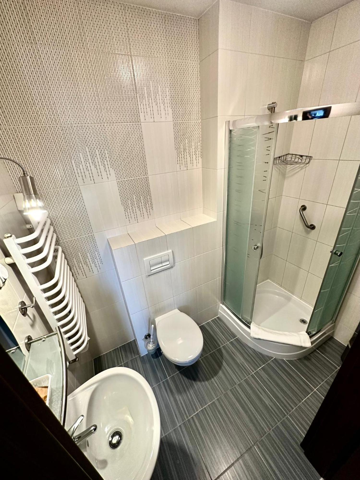 אוסטרוב וילקופולסקי Hotel Pod Debami מראה חיצוני תמונה