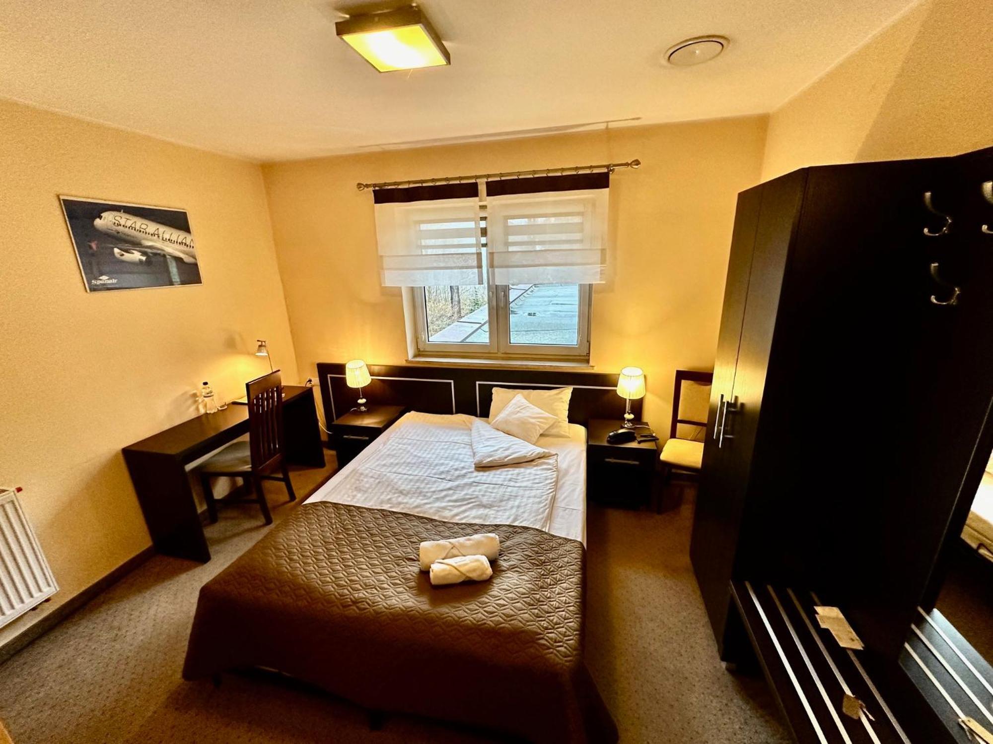 אוסטרוב וילקופולסקי Hotel Pod Debami מראה חיצוני תמונה